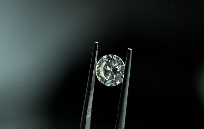 ЄС заборонить російські алмази з початку 2024 року, - Reuters