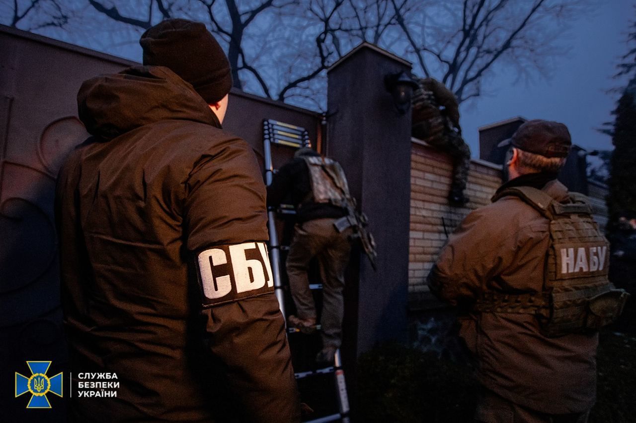 Правоохоронці оголосили підозру екснардепу та його бізнес-партнеру / Фото: Телеграм-канал СБУ / © 